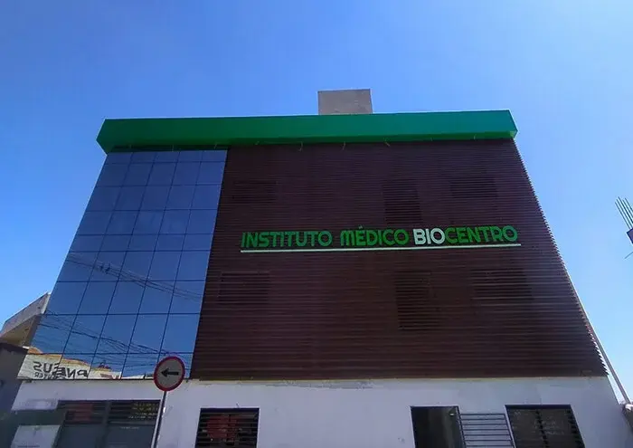 Brises de alumínio em fachada institucional
