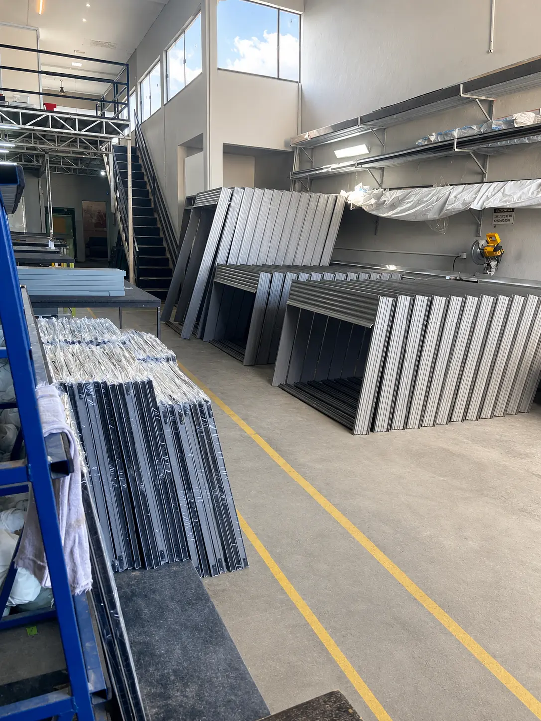 Perfis de alumínio organizados na fábrica Stick Glass
